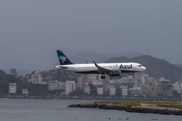 Juizado de Vilhena condena Azul Linhas Aéreas a indenizar consumidor por alteração de voo e reacomodação em ônibus