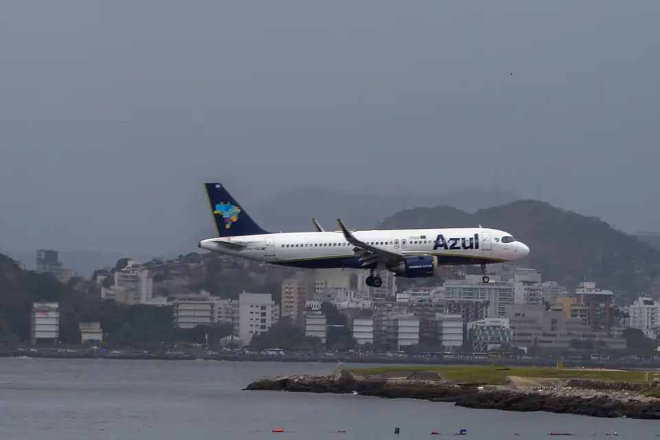 Juizado de Vilhena condena Azul Linhas Aéreas a indenizar consumidor por alteração de voo e reacomodação em ônibus