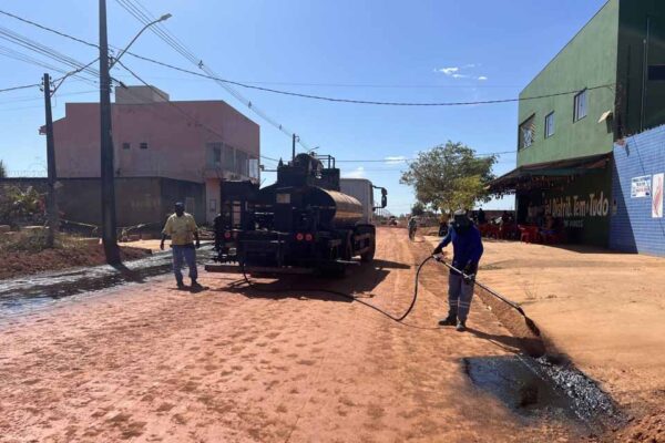 Avenida Calama recebe nova base e entra na fase de preparação para asfaltamento