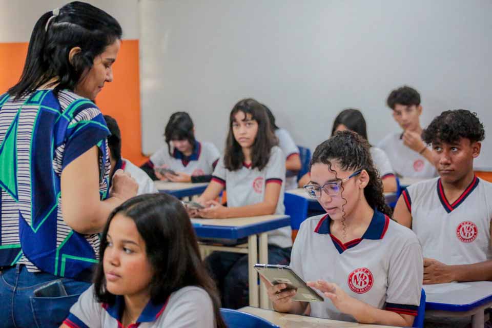 Falta de docentes na rede estadual motiva requerimento de Cláudia de Jesus à Seduc