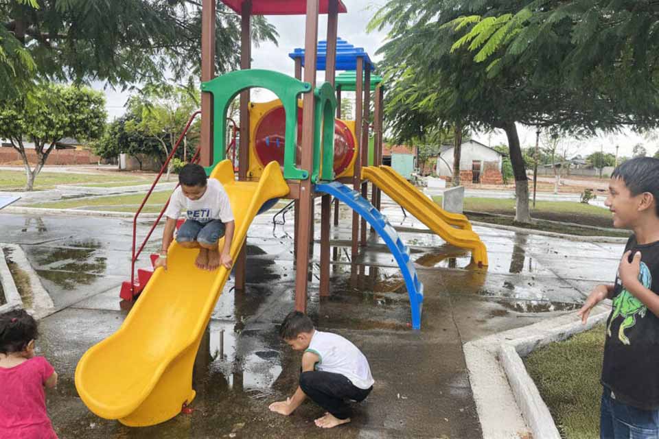 Playgrounds são instalados em municípios de Rondônia em parceria com prefeituras