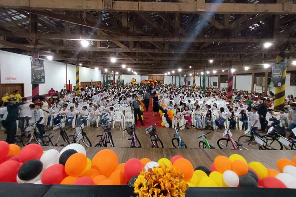 Formatura do Proerd reúne mais de 600 estudantes em Ariquemes