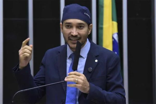 Fernando Máximo acompanha projetos voltados a pessoas com TEA e deficiência