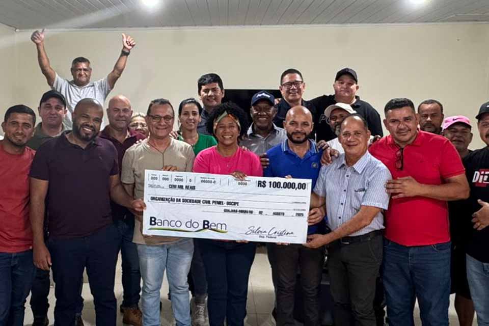 Sílvia Cristina entrega R$ 100 mil à Comunidade Cordatus em Guajará-Mirim