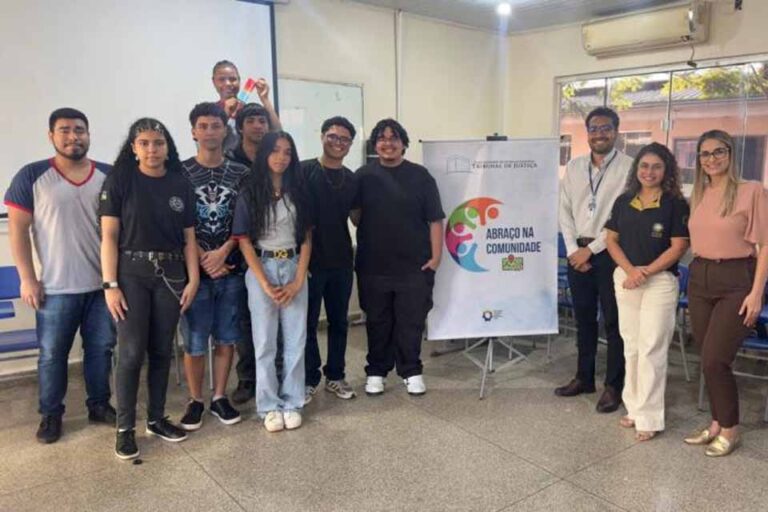 Abraço na Comunidade leva ações a escolas e unidade terapêutica durante Agosto Lilás