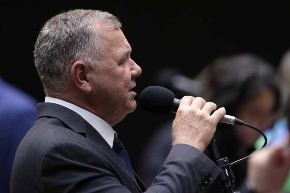 <div style="
                font-size: 18px;
                font-weight: bold;
                color: #0073aa;
                margin-bottom: 5px;
                text-transform: uppercase;
            ">MANDATO</div>Mosquini apresenta projeto que reconhece agricultura de subsistência como extrativismo