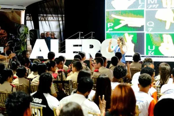 Deputada propõe inclusão de Libras na grade escolar estadual