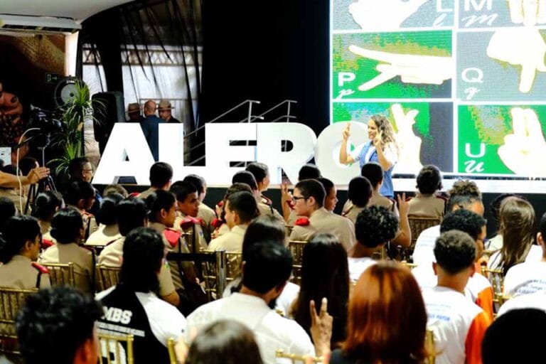 Deputada propõe inclusão de Libras na grade escolar estadual