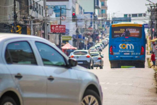 Prazo para licenciamento de veículos com placa final 8 termina em 29 de agosto