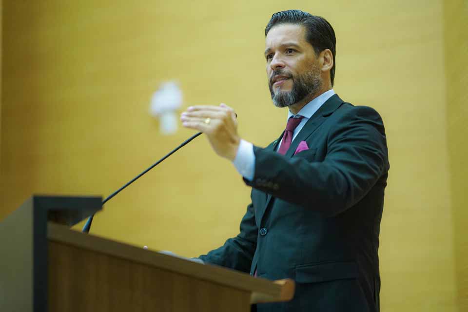 Delegado Camargo solicita ação imediata do Governo para encerrar greve na educação