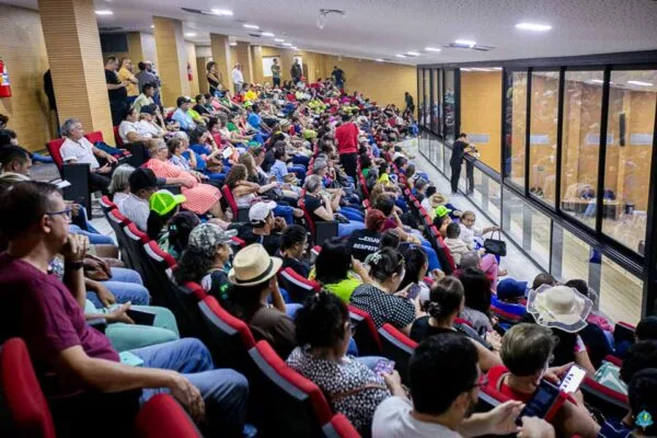 Redano recebe servidores da educação em comissão geral na Assembleia