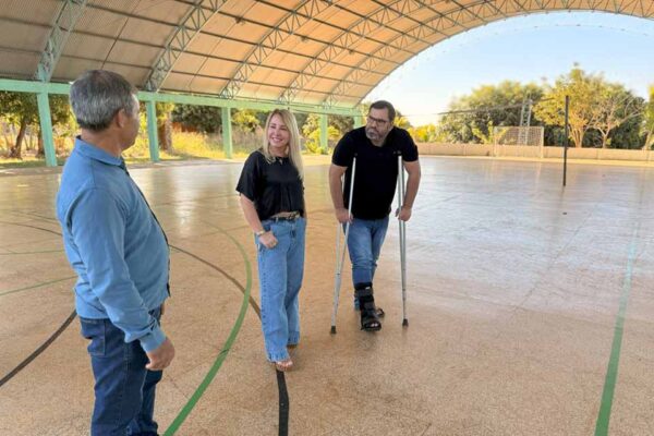 Ieda Chaves acompanha entrega de quadra reformada em escola agrícola de Cerejeiras