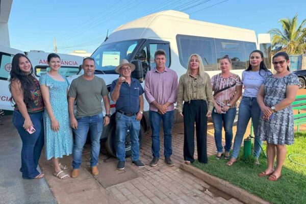 Ieda Chaves entrega van de R$ 330 mil para pacientes de Alto Alegre dos Parecis