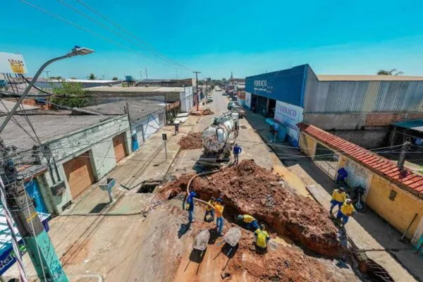 Serviços de drenagem e limpeza são realizados na avenida José Amador dos Reis