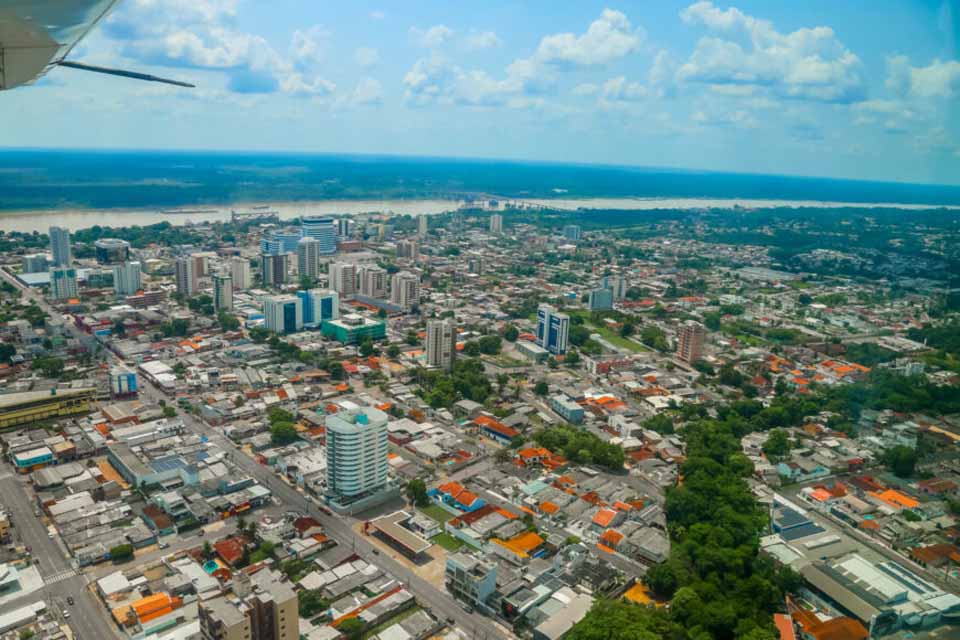 <div style="
                font-size: 18px;
                font-weight: bold;
                color: #0073aa;
                margin-bottom: 5px;
                text-transform: uppercase;
            ">GOVERNANÇA</div>Rondônia amplia destinos de exportação e mantém crescimento econômico