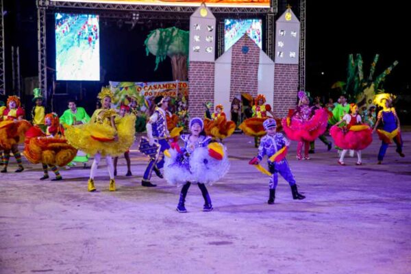 Quadrilhas juninas apresentam temas culturais no quarto dia do Arraial Flor do Maracujá