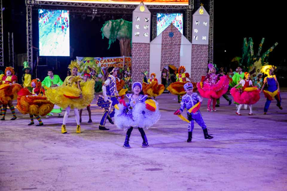 Quadrilhas juninas apresentam temas culturais no quarto dia do Arraial Flor do Maracujá