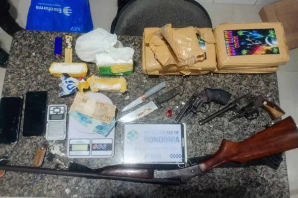 Polícia Militar apreende armas e drogas e cumpre mandado em Cacoal
