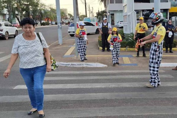 Detran-RO promove ação educativa para conscientizar sobre travessia segura de pedestres