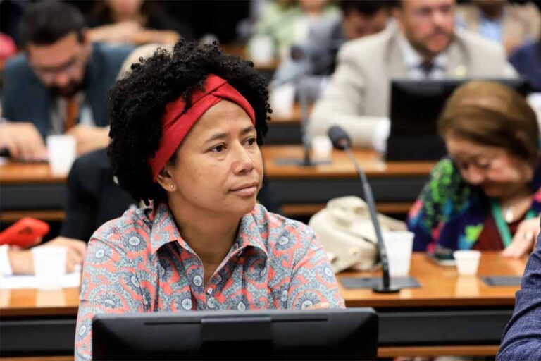 Deputada Sílvia Cristina tem projeto aprovado na CCJ sobre capital estrangeiro em ações de combate ao câncer