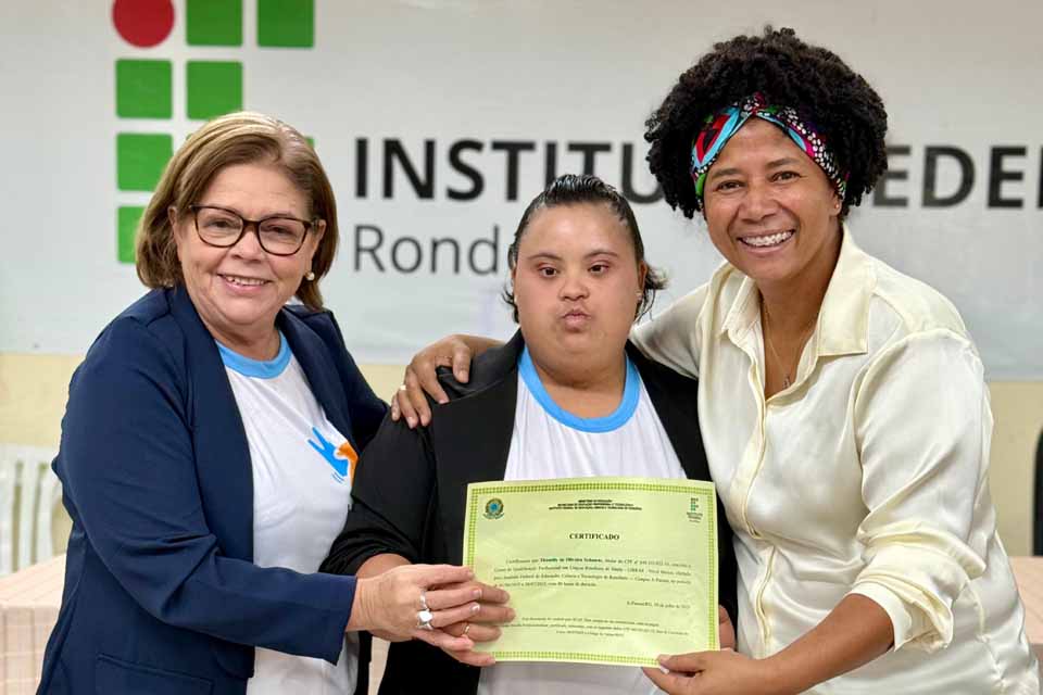 Sílvia Cristina acompanha entrega de 133 certificados do programa Casa da Comunidade em Ji-Paraná