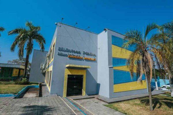 Biblioteca Municipal Francisco Meireles completa 50 anos com programação especial e modernização