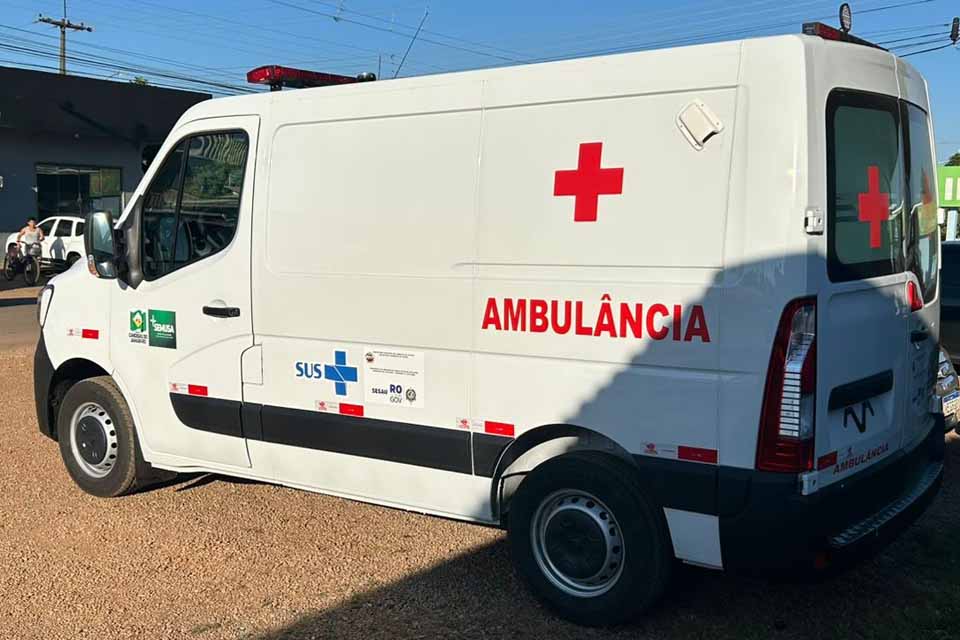 Candeias do Jamari recebe ambulância adquirida com emenda parlamentar