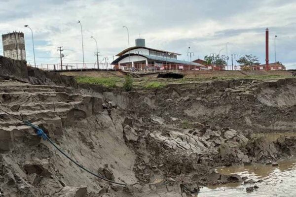 Desbarrancamento no Cai N’água mobiliza Defesa Civil e Seinfra em Porto Velho
