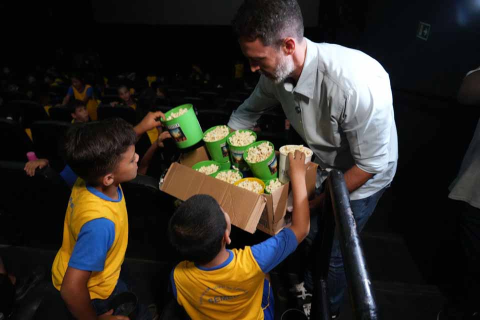 Projeto Cine Escola leva crianças da rede municipal ao cinema pela primeira vez