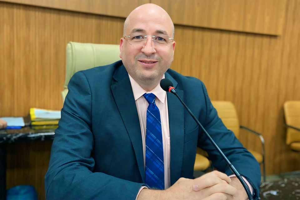 <div style="
                font-size: 18px;
                font-weight: bold;
                color: #0073aa;
                margin-bottom: 5px;
                text-transform: uppercase;
            ">LEI "MADEIRA-MAMORÉ"</div>Gedeão do Edvilson Negreiros apresenta programa para financiar artistas e grupos culturais em Porto Velho