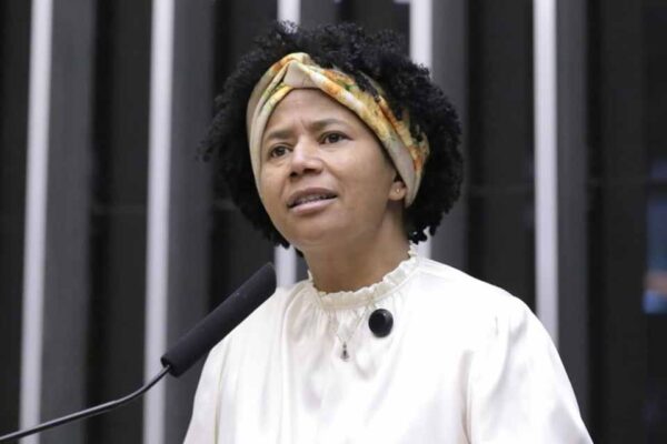 Deputada Silvia Cristina cobra votação da PEC 47 sobre Transposição