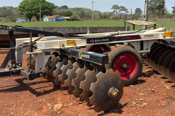 Deputado Alan Queiroz acompanha entrega de implemento agrícola em Nova União