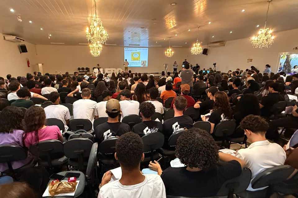 <div style="
                font-size: 18px;
                font-weight: bold;
                color: #0073aa;
                margin-bottom: 5px;
                text-transform: uppercase;
            ">ENEM 2025</div>Preparatório para o Enem reúne cerca de 400 estudantes em Vilhena