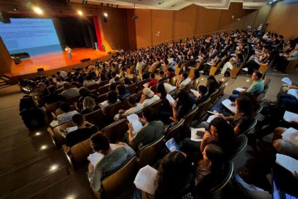 Acelero Enem leva mais de 500 estudantes ao Teatro Municipal de Ariquemes