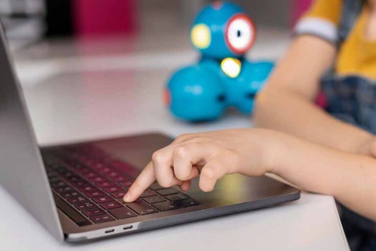 Lei Federal nº 15.211/2025 estabelece regras para proteção digital de crianças e adolescentes