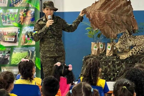Escola Nova República recebe atividade ambiental da Polícia Militar