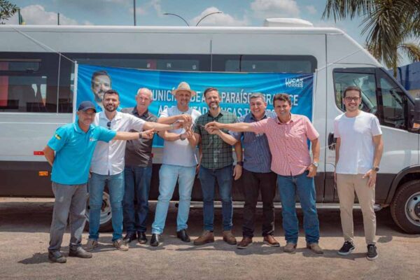 Alto Paraíso recebe van para transporte de pacientes adquirida com emenda parlamentar