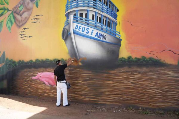 Viaduto do Trevo do Roque recebe intervenção artística com referências amazônicas e históricas