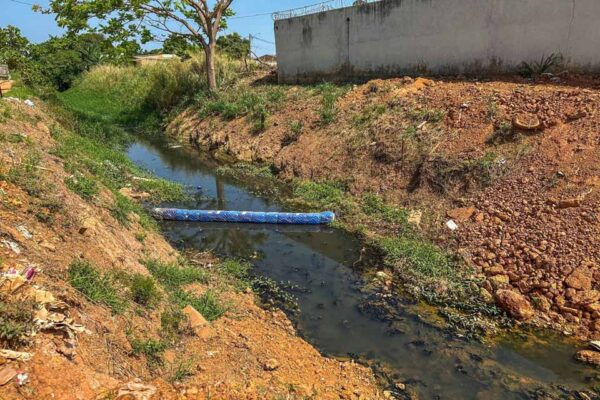 Porto Velho recebe primeira ecobarreira para conter resíduos nos igarapés