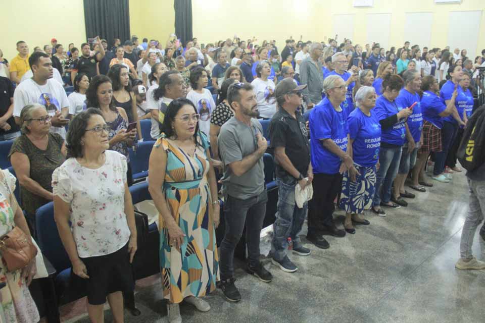<div style="
                font-size: 18px;
                font-weight: bold;
                color: #0073aa;
                margin-bottom: 5px;
                text-transform: uppercase;
            ">GOVERNANÇA</div>Famílias do bairro Costa e Silva recebem títulos de propriedade após décadas de espera