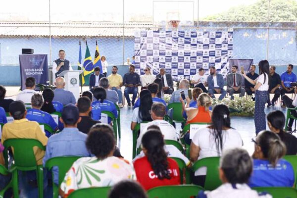 Famílias do Núcleo 10 de Junho recebem títulos de propriedade em Porto Velho