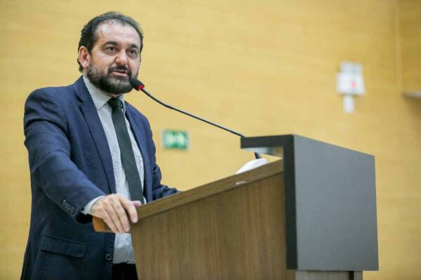Deputado Laerte Gomes pede reforma emergencial na Escola Indígena Floresta Maia em Extrema