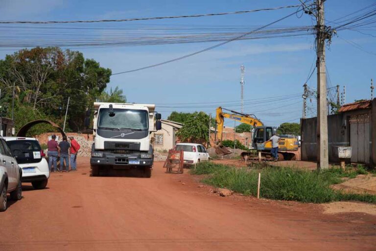 Prefeitura instala tubo de dois metros para escoamento de água no bairro Três Marias