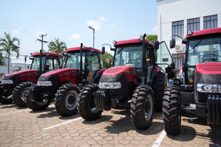 Prefeitura de Porto Velho entrega tratores para agricultura familiar