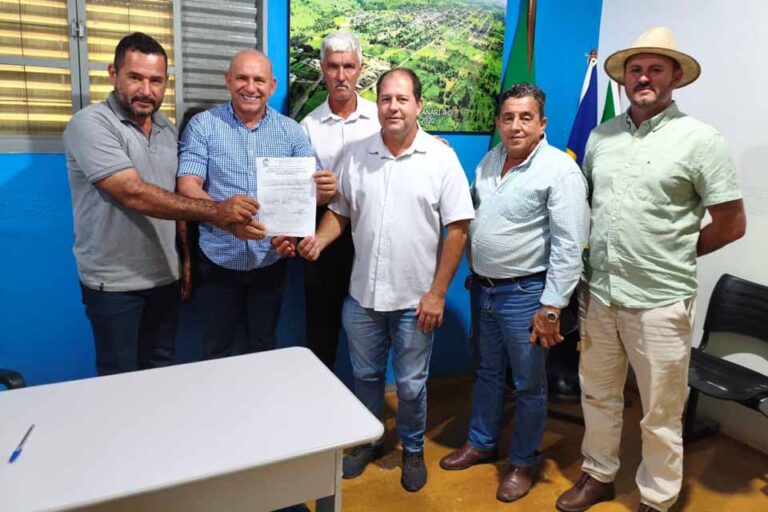 Deputado Ezequiel Neiva acompanha assinatura de ordem de serviço para reforma de quadra em Vale do Anari