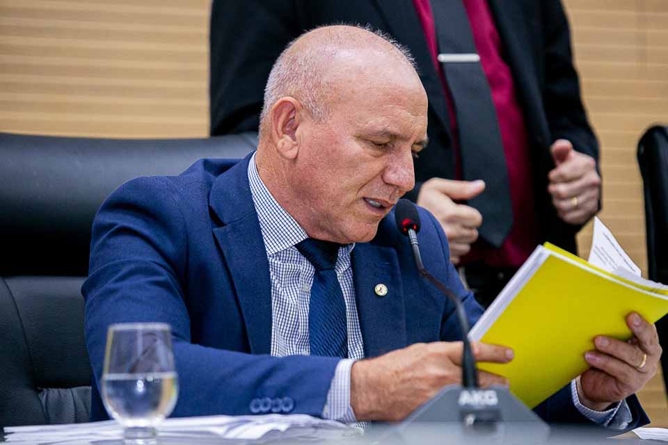 <div style="
                font-size: 18px;
                font-weight: bold;
                color: #0073aa;
                margin-bottom: 5px;
                text-transform: uppercase;
            ">RECURSO À SAÚDE</div>Ezequiel Neiva garante recurso de R$ 450 mil para nova ambulância em Machadinho do Oeste