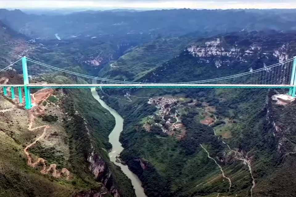 <div style="
                font-size: 18px;
                font-weight: bold;
                color: #0073aa;
                margin-bottom: 5px;
                text-transform: uppercase;
            ">ÁSIA</div>China inaugura ponte mais alta do mundo