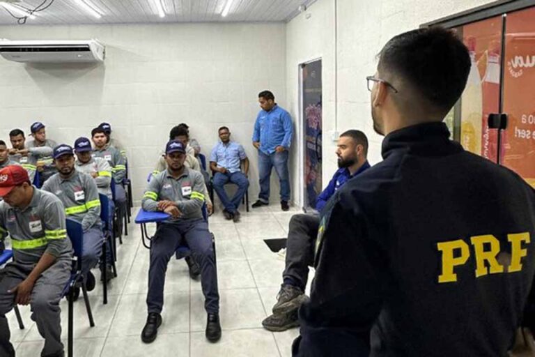 PRF realiza palestra educativa para caminhoneiros em Ariquemes