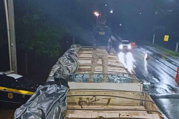 PRF apreende mais de 3,7 mil caixas de bebidas em Ji-Paraná com apoio da SEFIN