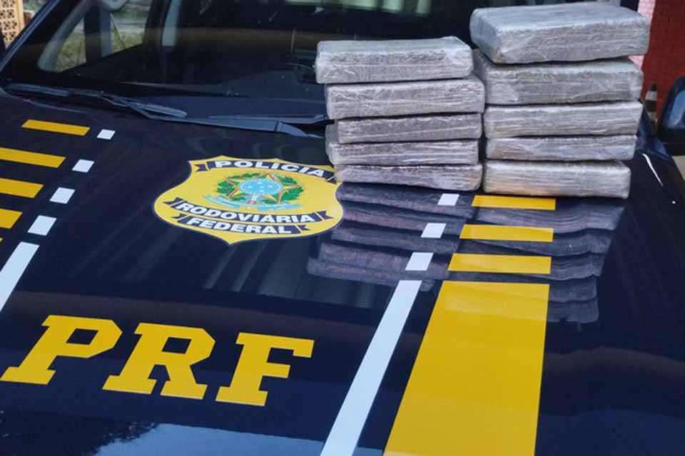<div style="
                font-size: 18px;
                font-weight: bold;
                color: #0073aa;
                margin-bottom: 5px;
                text-transform: uppercase;
            ">APREENSÃO DE DROGAS</div>Mulher é presa pela PRF em Porto Velho com 10 kg de droga na bagagem